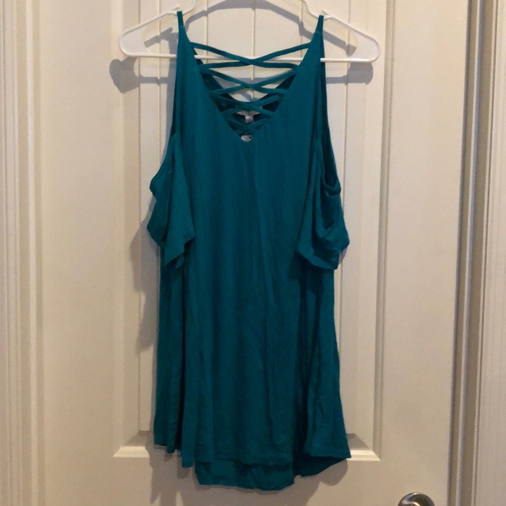 Cold shoulder Umgee top!